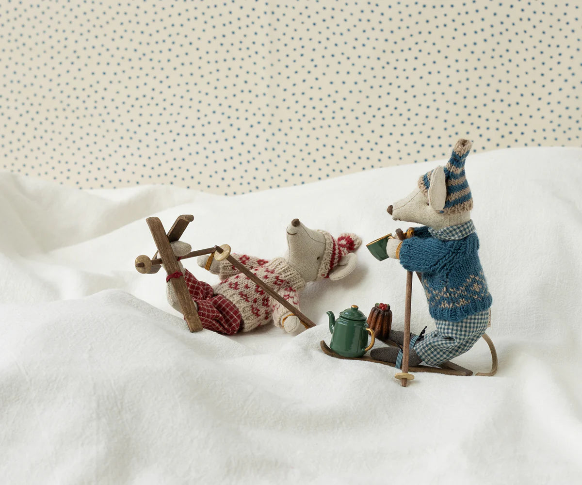 Maileg Winter mouse with Ski Set Mum - Red