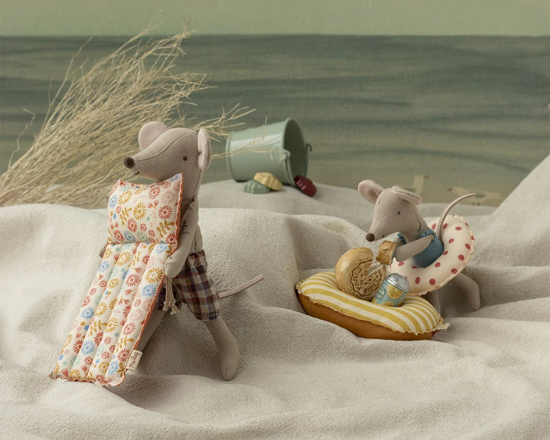 Maileg Dad Beach Mouse with Air Mattress - Flower