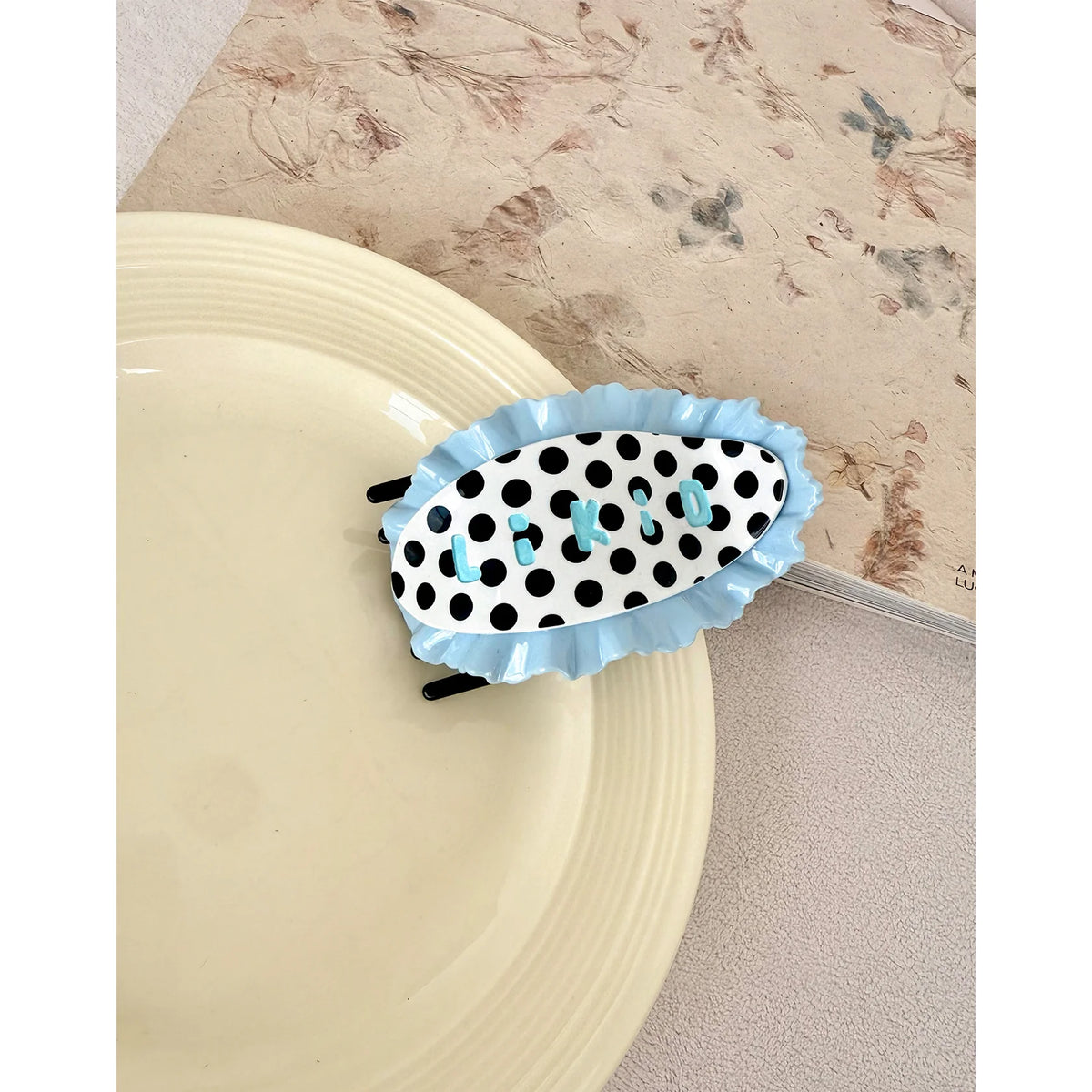 Likio 3D Lace Icing Shell Flat Claw – Cream Polka Dot