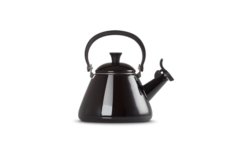 le creuset kettle in onyx black