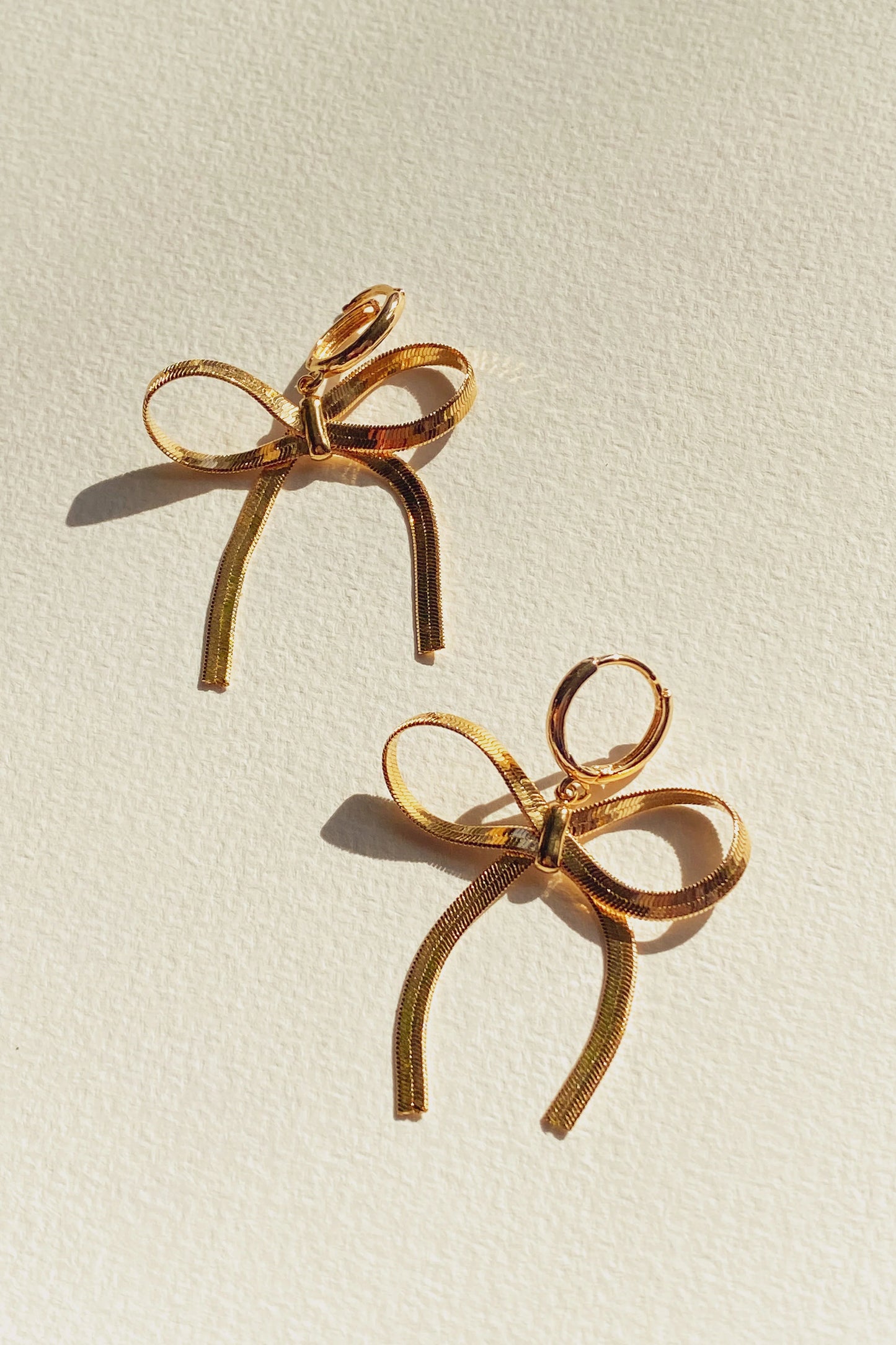 Bloma Gold bow mini hoops
