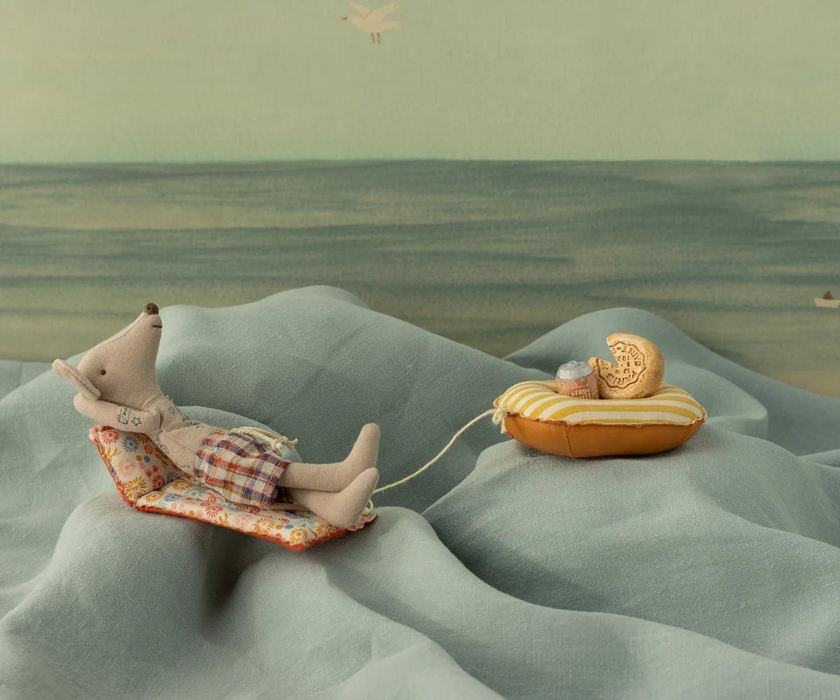 Maileg Dad Beach Mouse with Air Mattress - Flower