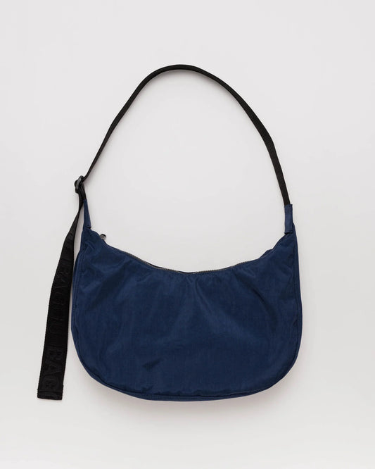 baggu crescent medium bag in dark navy blue 