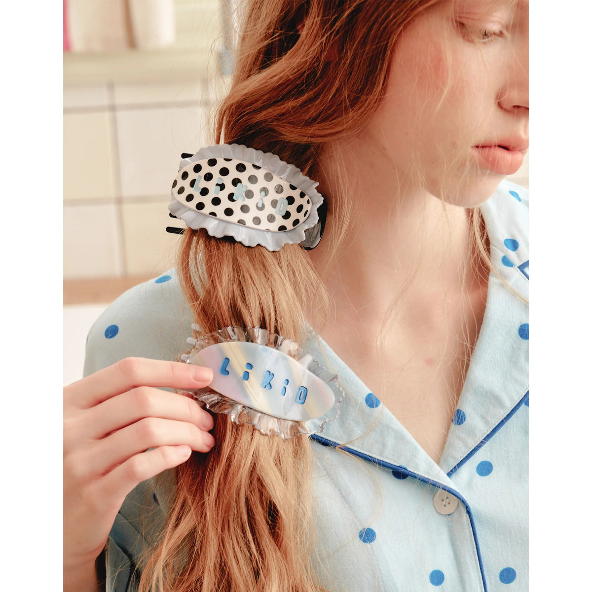 Likio 3D Lace Icing Shell Flat Claw – Cream Polka Dot