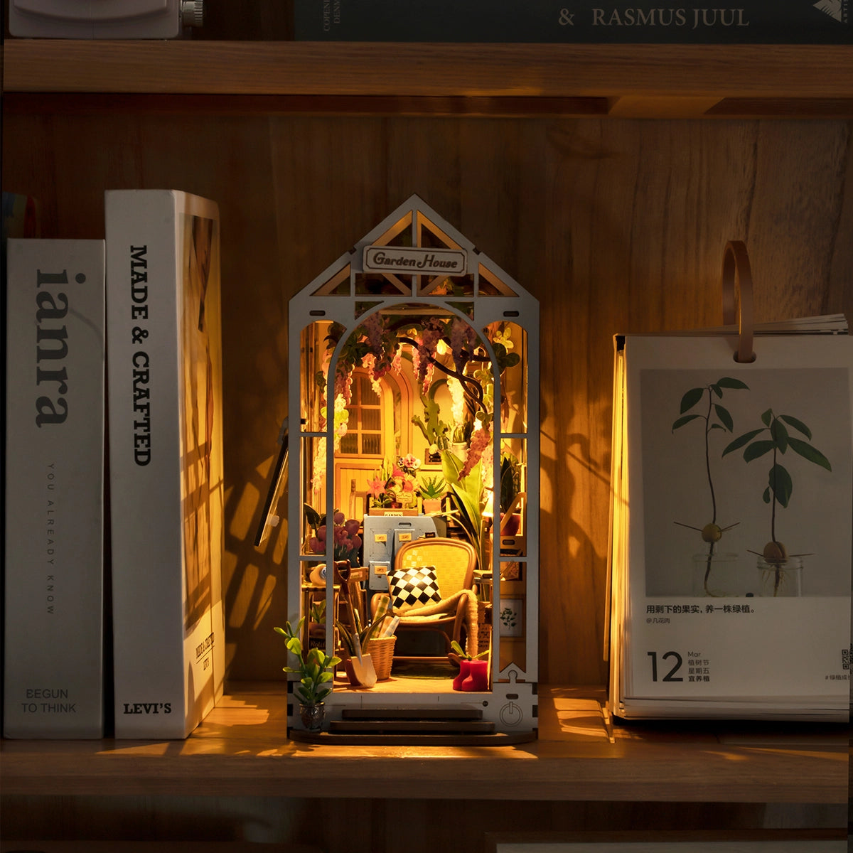 Rolife Book Nook Shelf Insert - Holiday Garden House