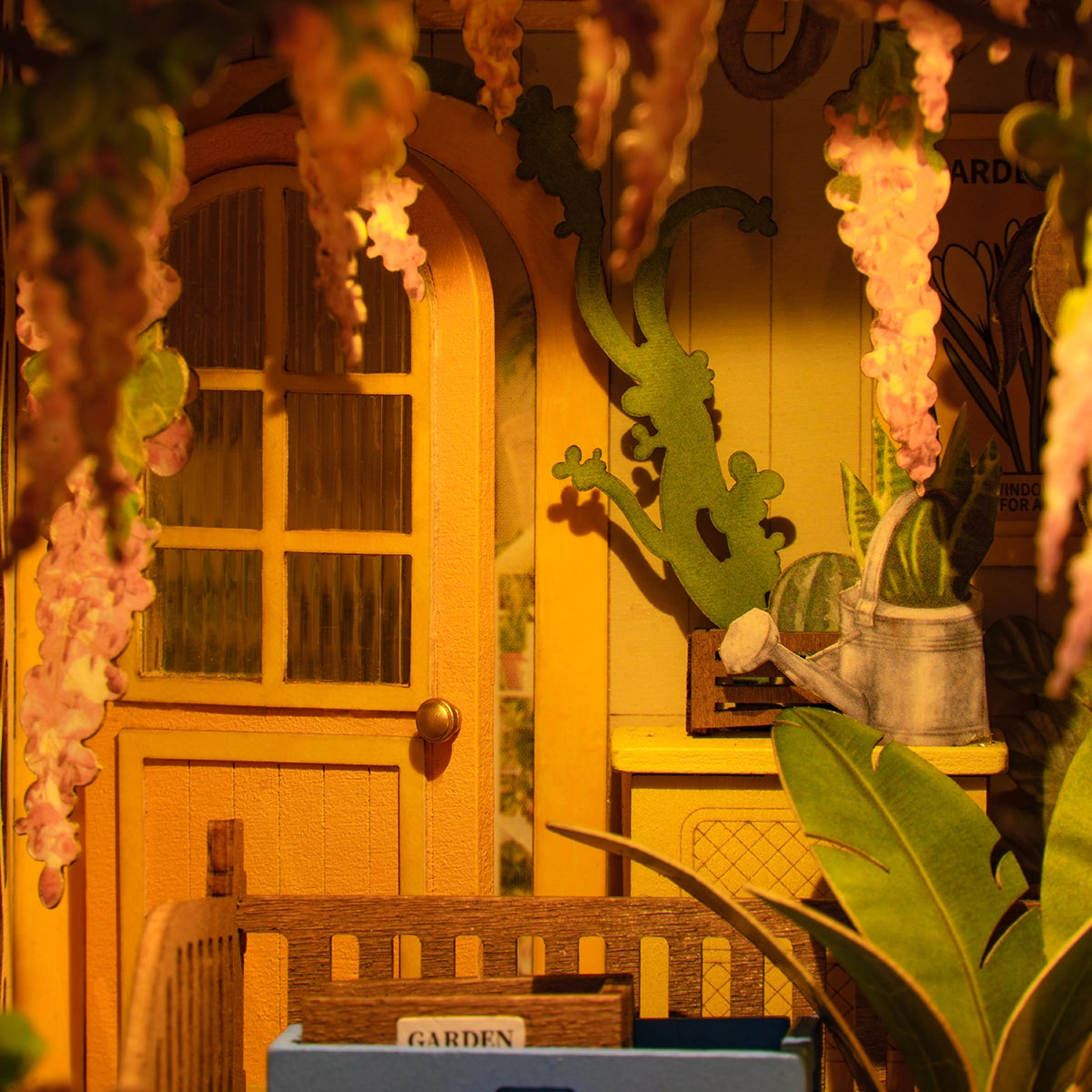 Rolife Book Nook Shelf Insert - Holiday Garden House