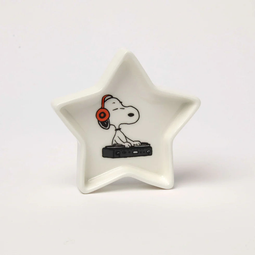 Star-shaped dish with a cartoon character wearing headphones and standing on a turntable, on a white background