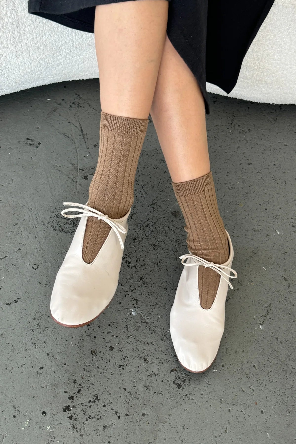 le bon shoope her socks in dark tan