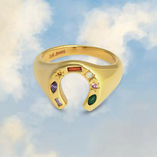 Lucky Charm signet ring in Gold