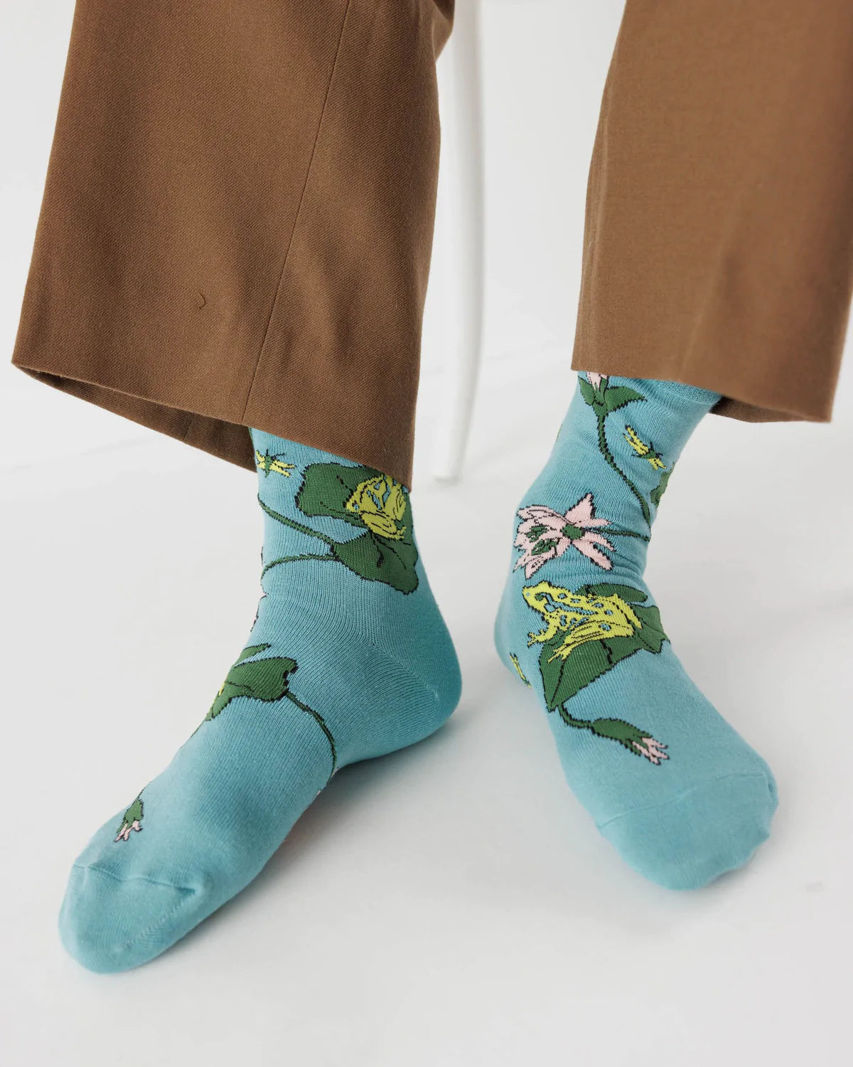 bamboo sof socks from baggu in lotus frog pattern